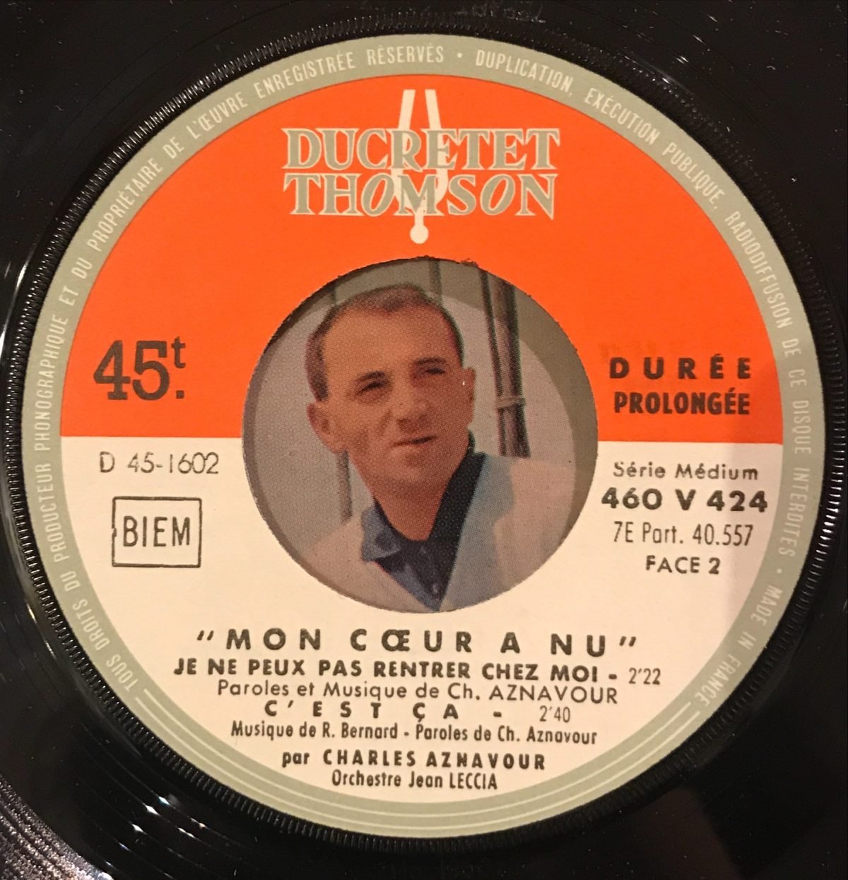 Charles Aznavour ‎– Chante Paris Au Mois D'août 45lik Plak EP - Görsel 3