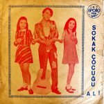 Sokak Çocuğu Ali ‎– Aşıklar Hergün Ağlar / Yalnızlığıma Ağlıyorum 45'lik Plak