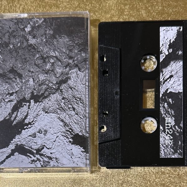 Kapali Carsi & Uton – La Magia De La Villa Luz Kaset (Drone)