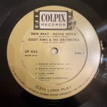Zoot Sims And His Orchestra – New Beat Bossa Nova Means The Samba Swings LP Plak - Görsel 4